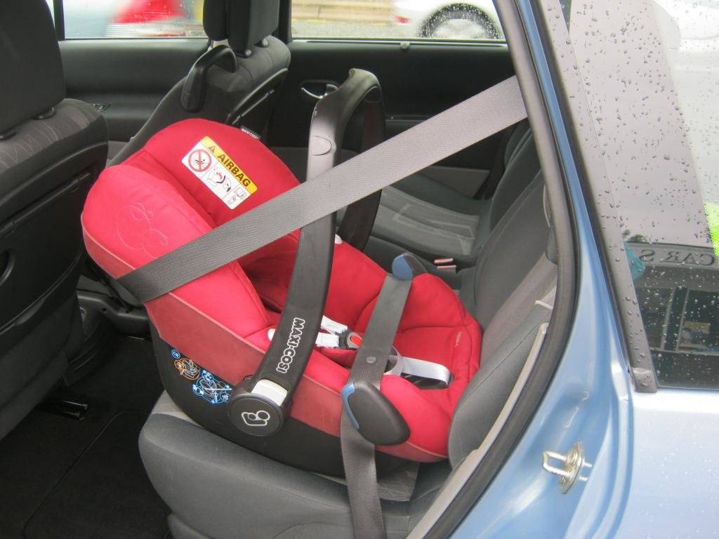 Установка детских кресел и бустеров в машине: правила и ошибки