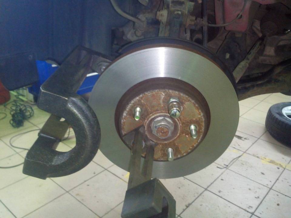 Как заменить тормозные диски (с иллюстрациями)