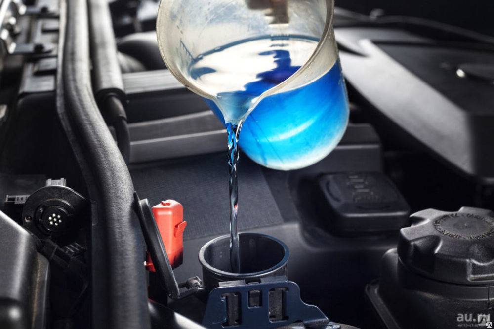 Жидкости в автомобиле: что заливают в машину