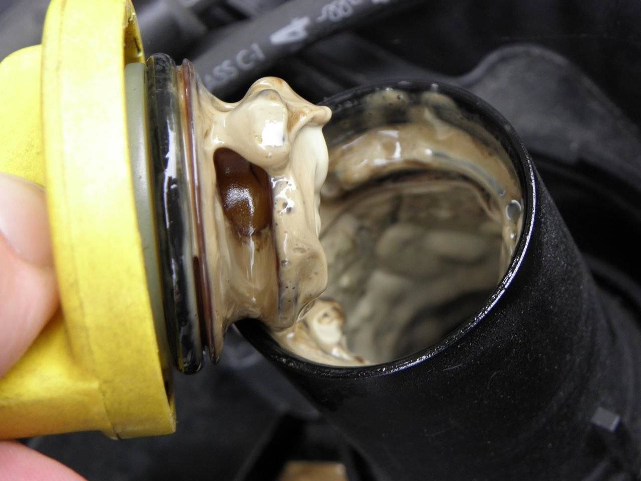 Почему пенится масло в двигателе и что с этим делать