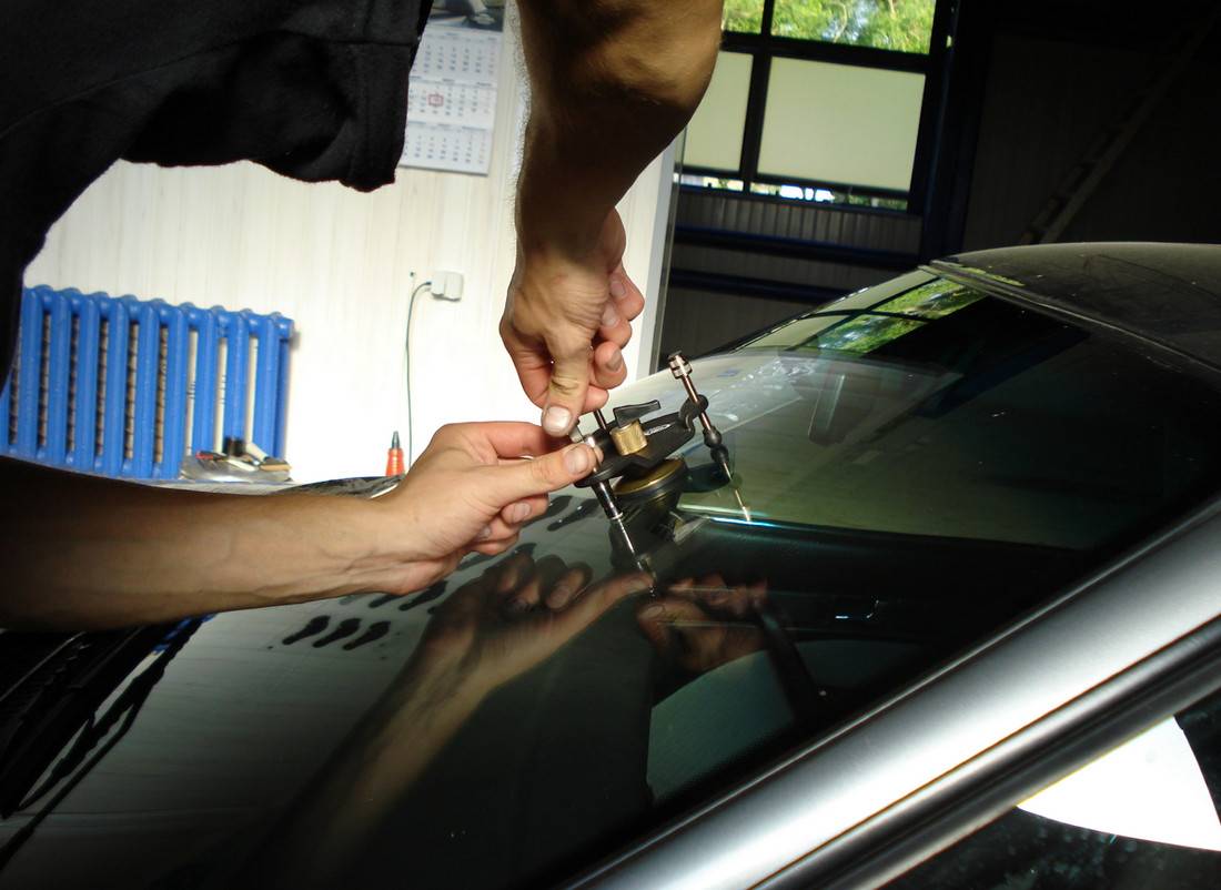 Ремонт сколов и трещин на лобовом стекле автомобиля своими руками