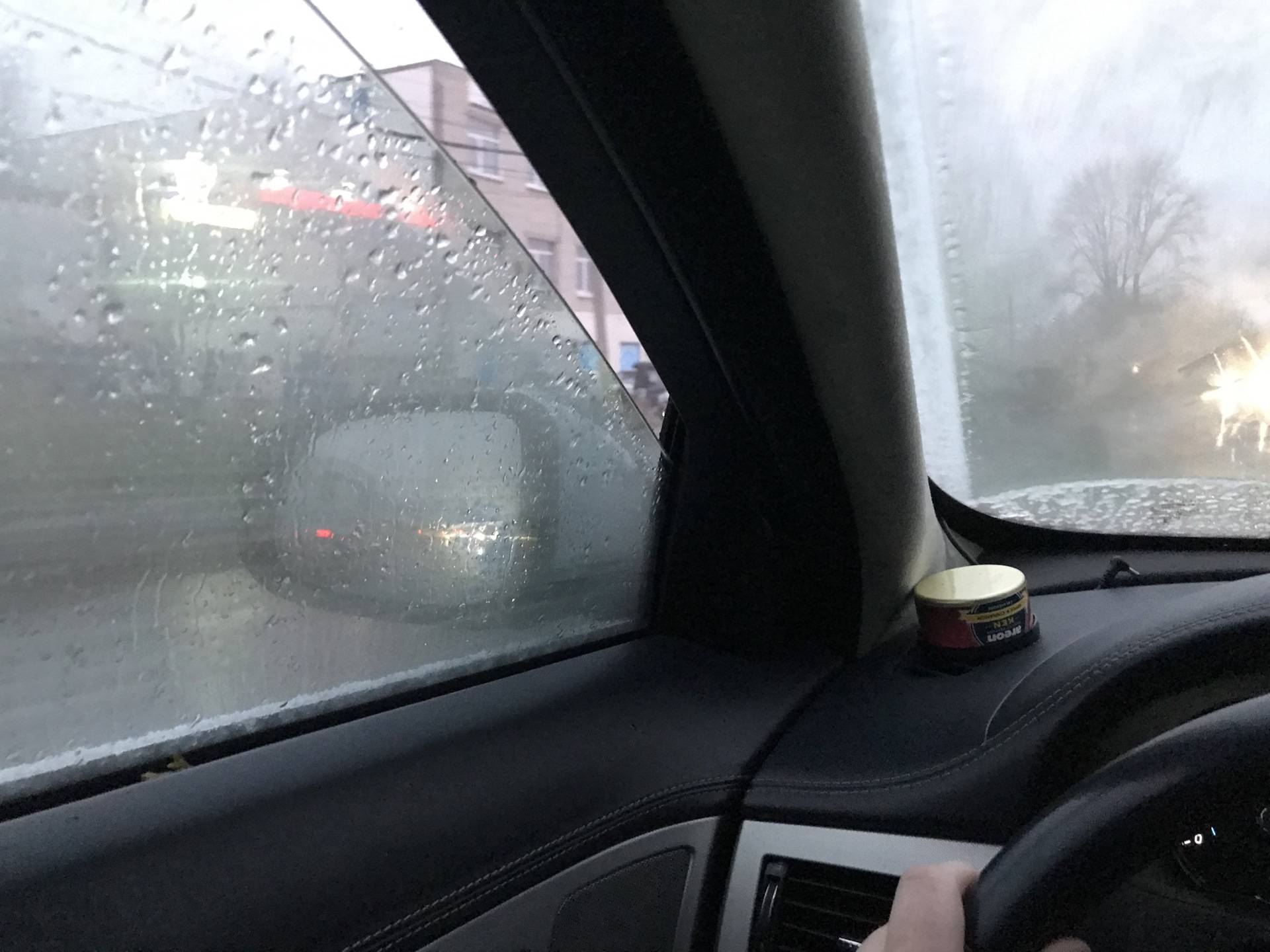 Почему потеют стекла в машине в дождь и зимой, и что делать чтобы окна не запотевали?