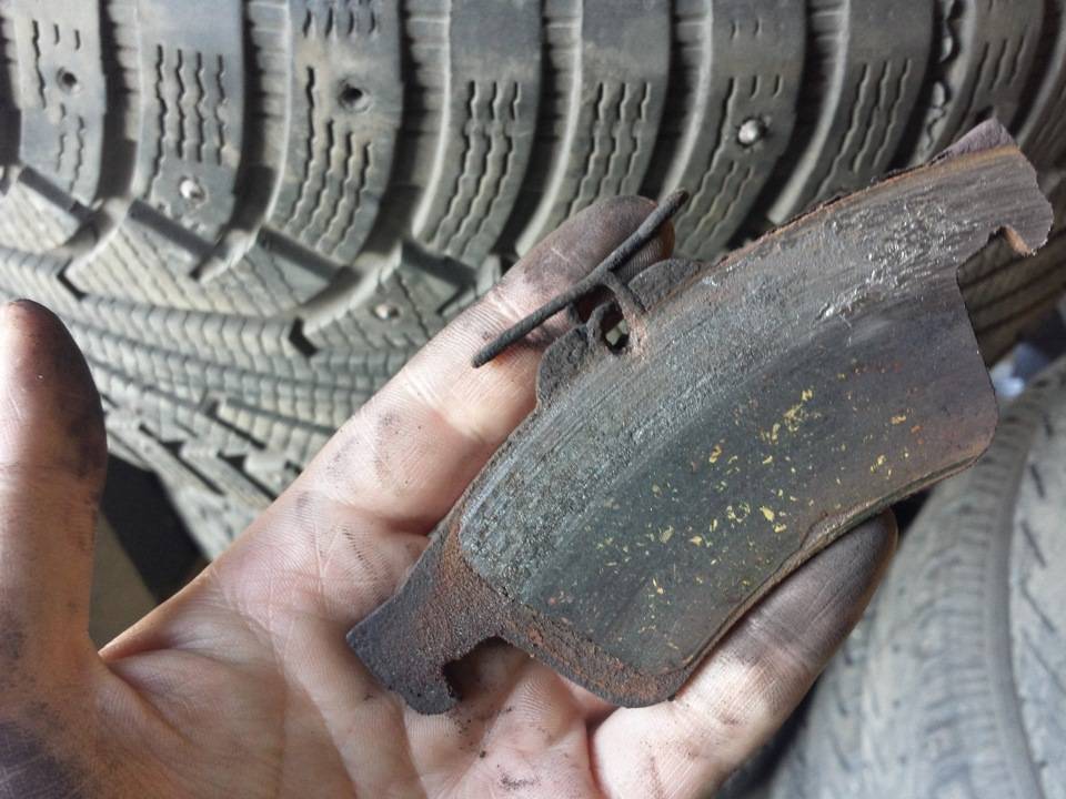 Как узнать об износе тормозных колодок не снимая колес?