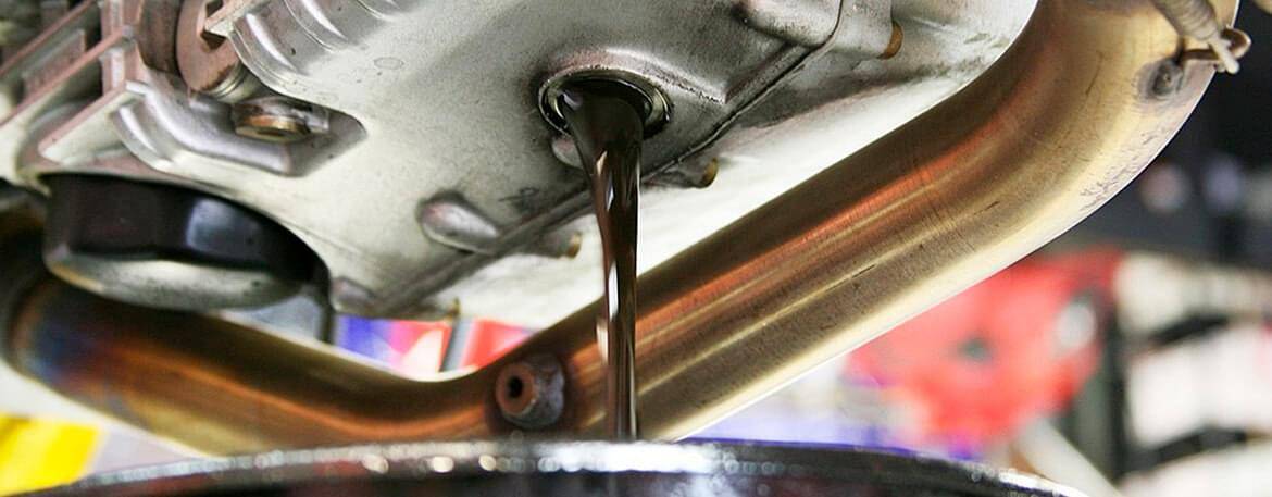 Как лучше менять масло в двигателе: сливать или откачивать через щуп