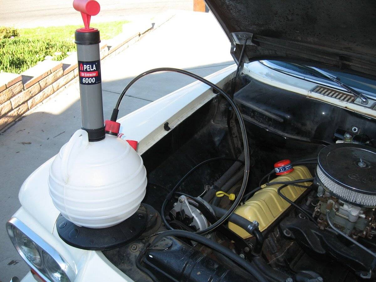 Как убрать лишнее масло из двигателя?
