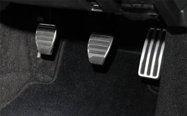 Расположение педали газа, тормоза и сцепления в машине с механической коробкой передач