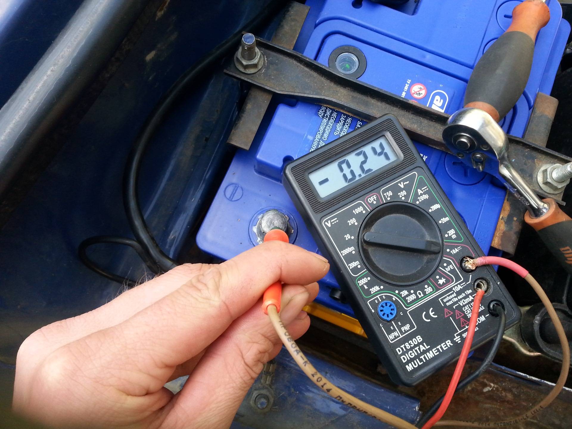 Как проверить утечку тока на автомобиле мультиметром?