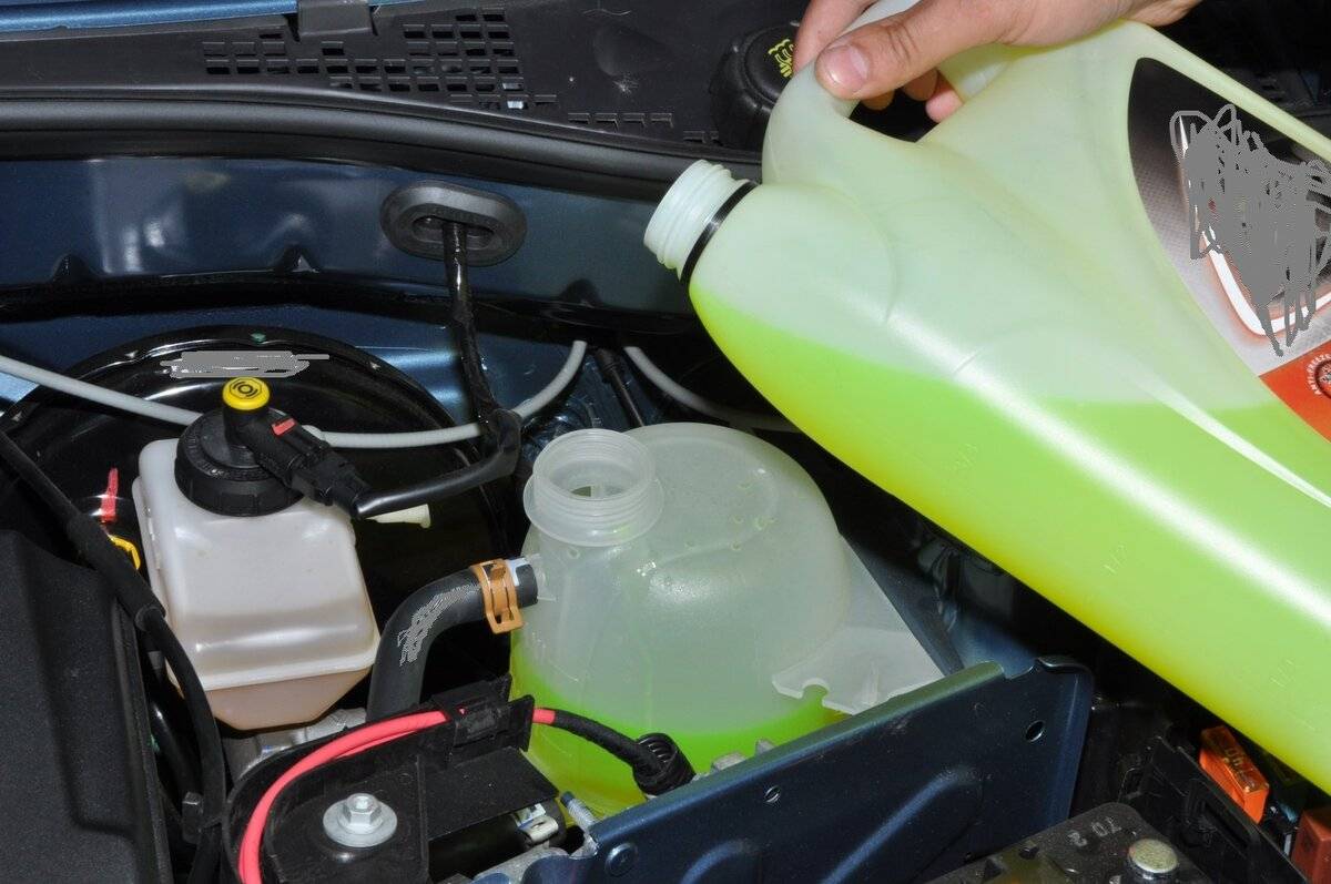 Замена антифриза: как заменить охлаждающую жидкость в автомобиле
