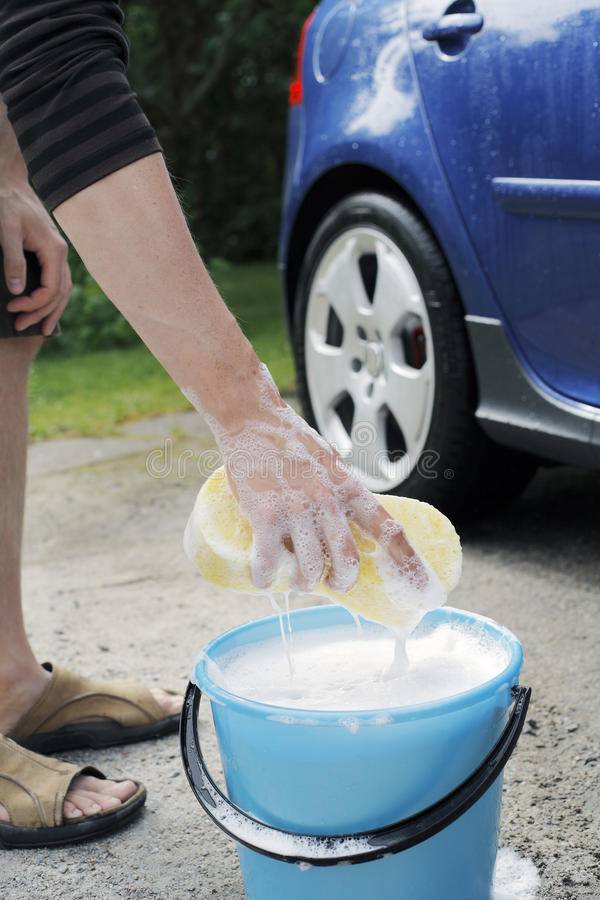 Как правильно мыть машину вручную без разводов: выбор моющих средств