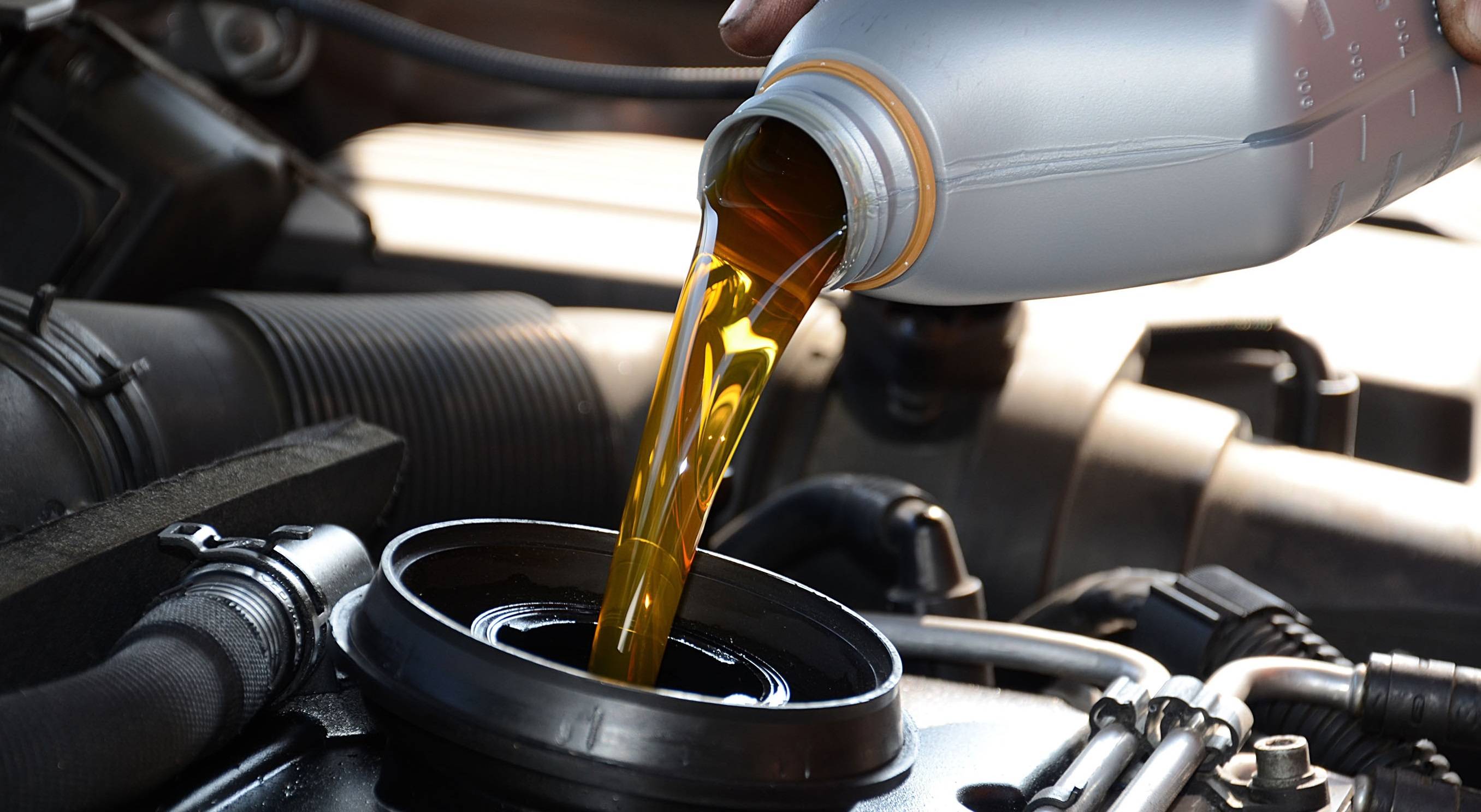 Для чего нужно масло в двигателе автомобиля и какие функции оно выполняет: ликбез по моторным маслам
