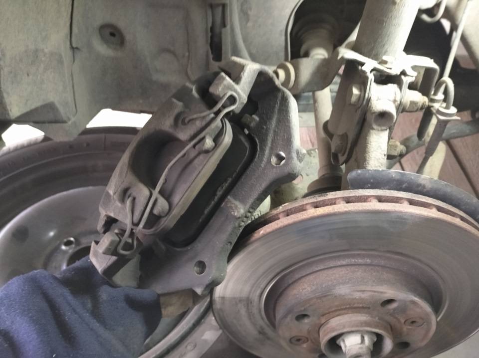 Замена передних тормозных колодок на автомобиле рено логан