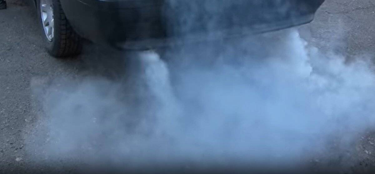 Белый дым из выхлопной трубы бензинового двигателя: причины
