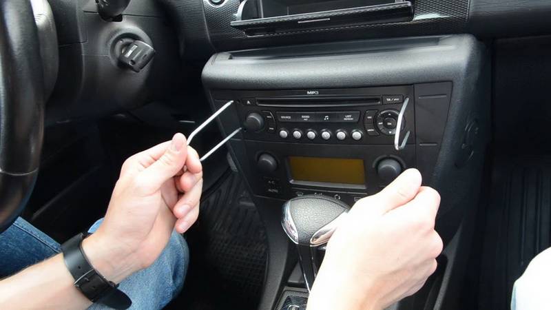 Как снять магнитолу из машины с помощью подручных средств — собрание лучших советов. как снять магнитолу без съемников и ключей