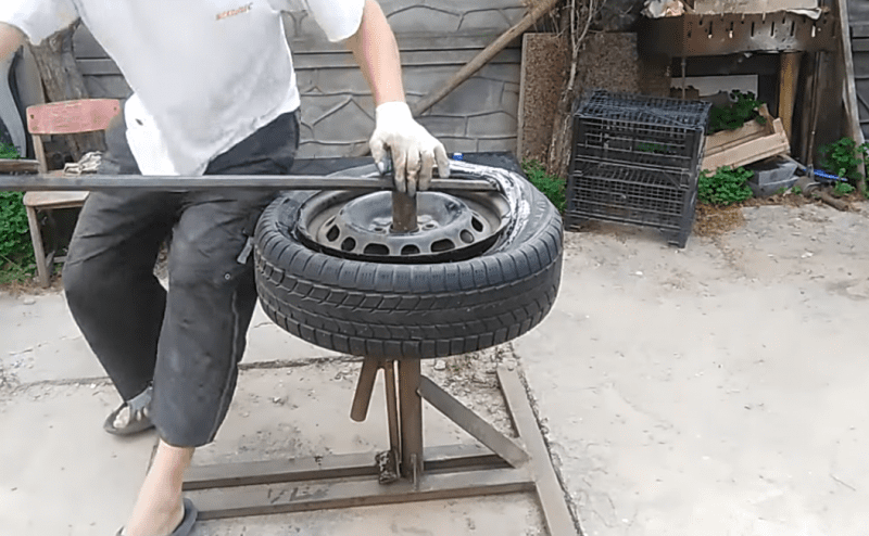 Как поменять колесо на автомобиле