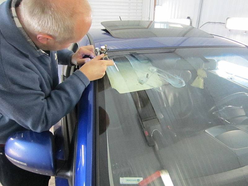 Как проводится ремонт автомобильных стекл. особенности устранения сколов и трещин