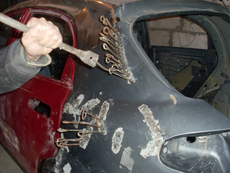 Вмятина на двери автомобиля: как исправить дефект без покраски?